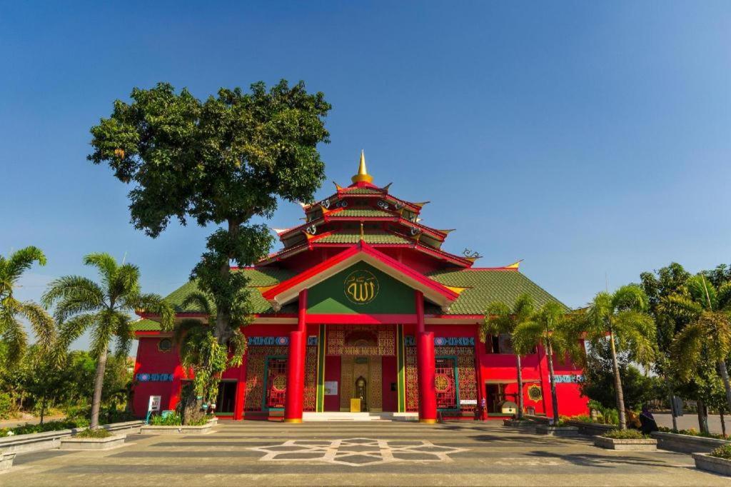 Hotel Dafam Pacific Caesar Surabaya Exterior photo