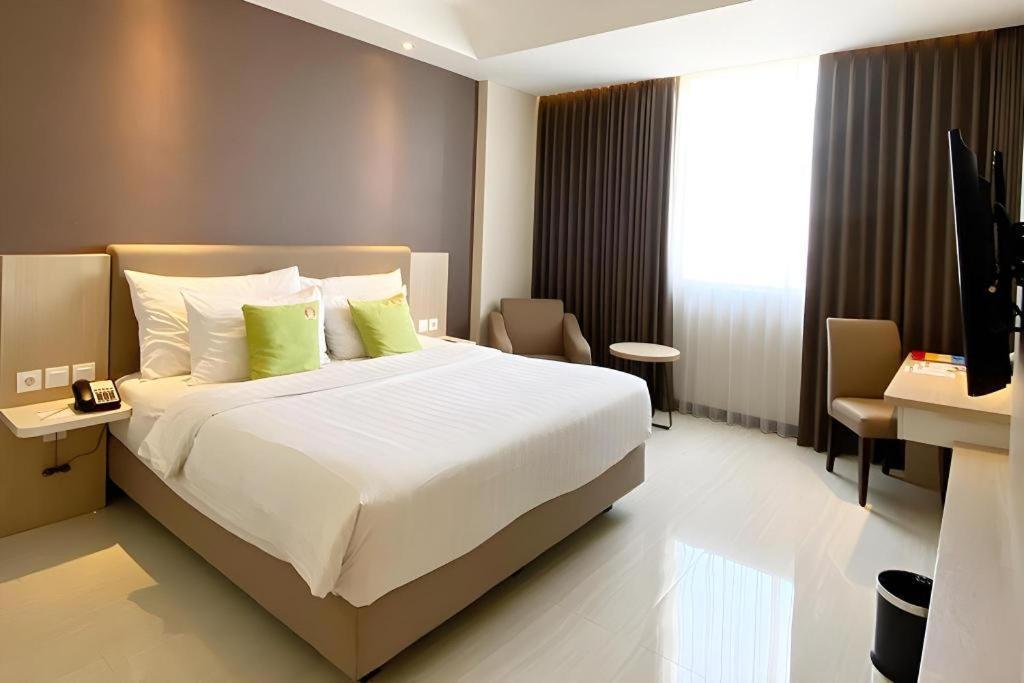 Hotel Dafam Pacific Caesar Surabaya Exterior photo